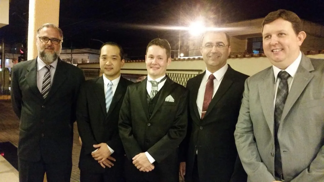 Amigos reunidos em um evento formal