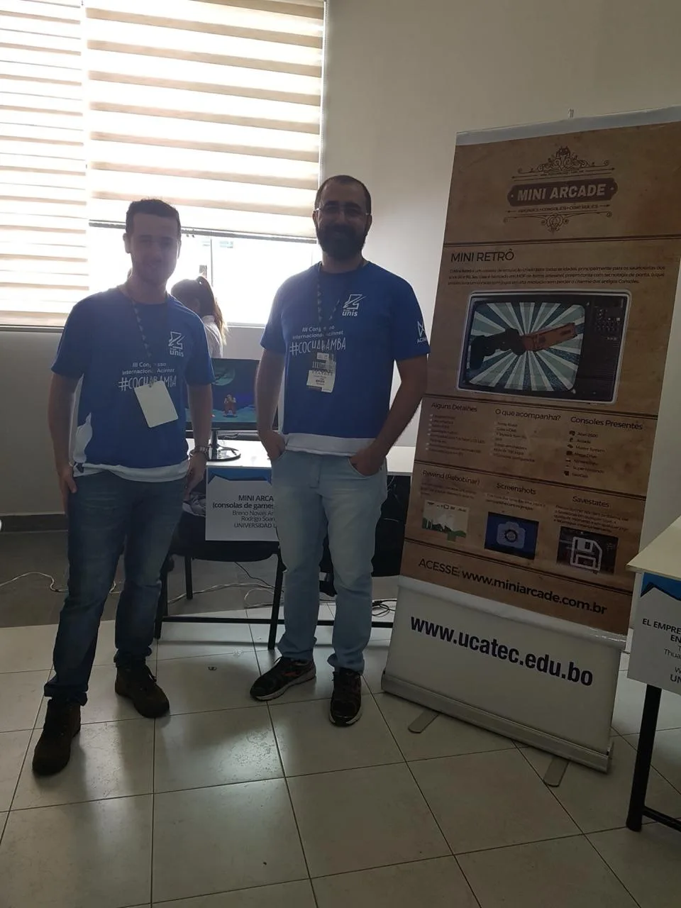 Estande do Mini Arcade no congresso em Cochabamba